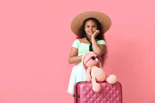 Мила Афро Американська Дівчина Валізою Іграшкою Рожевому Фоні — стокове фото