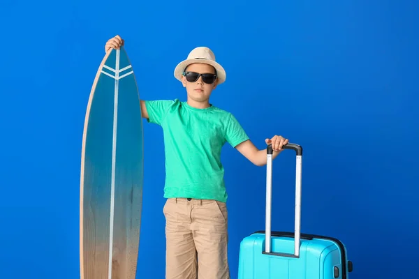 Lindo Niño Pequeño Con Maleta Tabla Surf Fondo Color — Foto de Stock