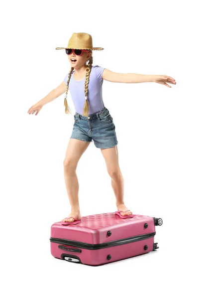 Lustiges Kleines Mädchen Steht Auf Koffer Vor Weißem Hintergrund — Stockfoto