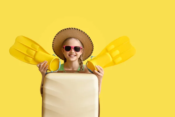 Nettes Kleines Mädchen Mit Koffer Und Paddeln Auf Gelbem Hintergrund — Stockfoto