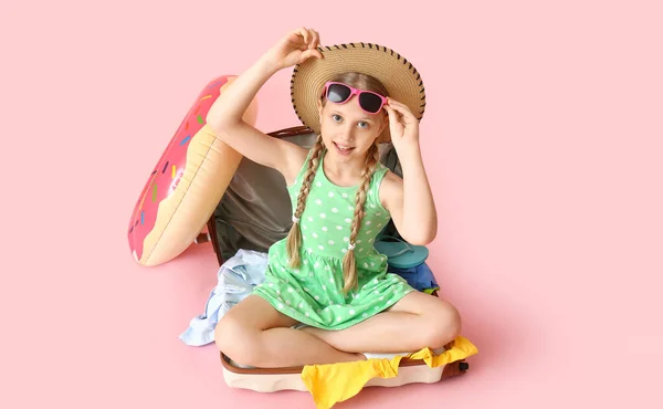 Glückliches Kleines Mädchen Sitzt Koffer Auf Rosa Hintergrund — Stockfoto
