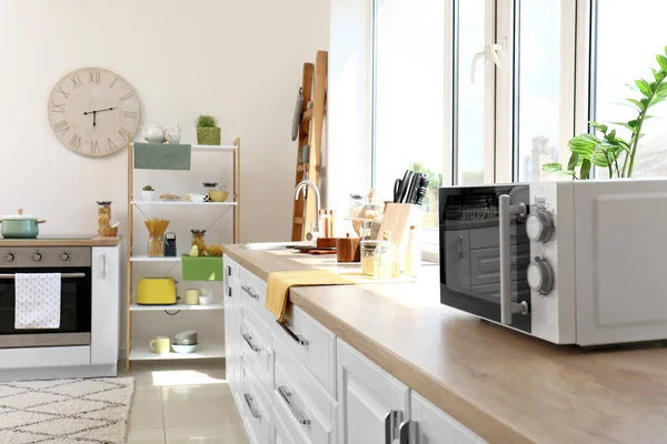 Mostrador Con Horno Microondas Utensilios Interior Cocina Moderna Con Ventana — Foto de Stock