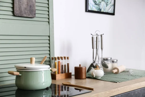 Fogão Elétrico Com Panela Produtos Utensílios Balcão Cozinha Moderna — Fotografia de Stock