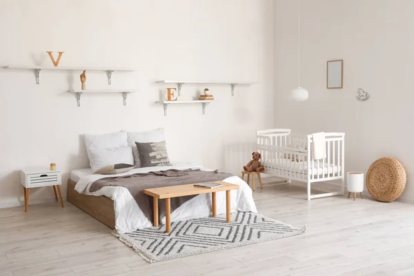 Modern Interieur Van Gezellige Kamer Met Groot Bed Comfortabele Babybedje — Stockfoto