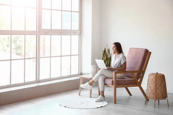 Mujer Joven Con Portátil Sentado Cómodo Sillón Casa —  Fotos de Stock