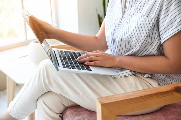 Jovem Mulher Com Laptop Sentado Poltrona Confortável Casa — Fotografia de Stock