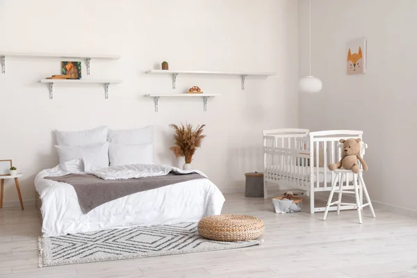 Modern Interieur Van Gezellige Kamer Met Groot Bed Comfortabele Babybedje — Stockfoto