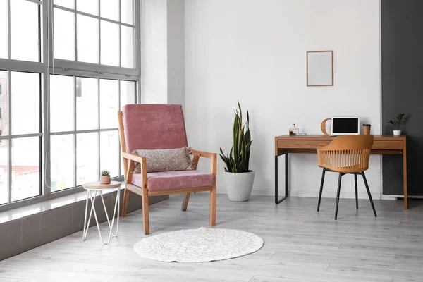 Stilvoller Pinkfarbener Sessel Und Tisch Mit Computer Inneren Des Zimmers — Stockfoto