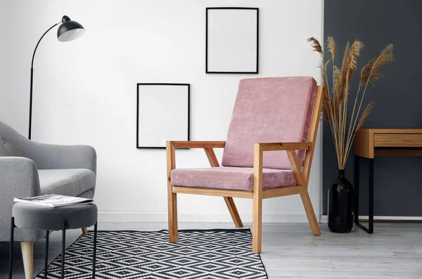 Stijlvolle Roze Fauteuil Het Interieur Van Kamer — Stockfoto