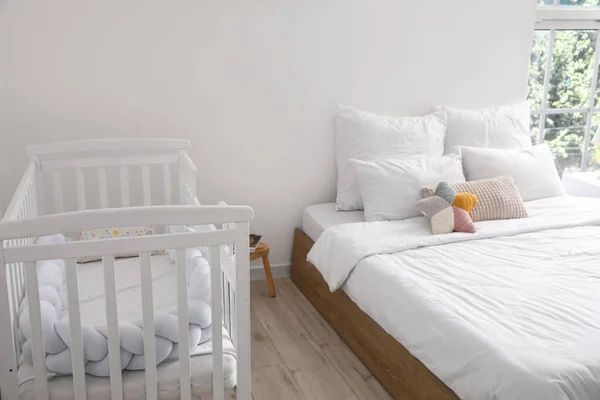 Großes Bett Und Komfortables Kinderbett Inneren Des Gemütlichen Zimmers — Stockfoto