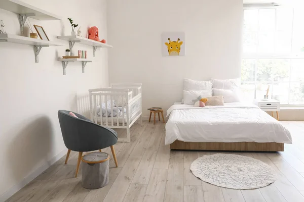 Modern Interieur Van Gezellige Kamer Met Groot Bed Comfortabele Babybedje — Stockfoto