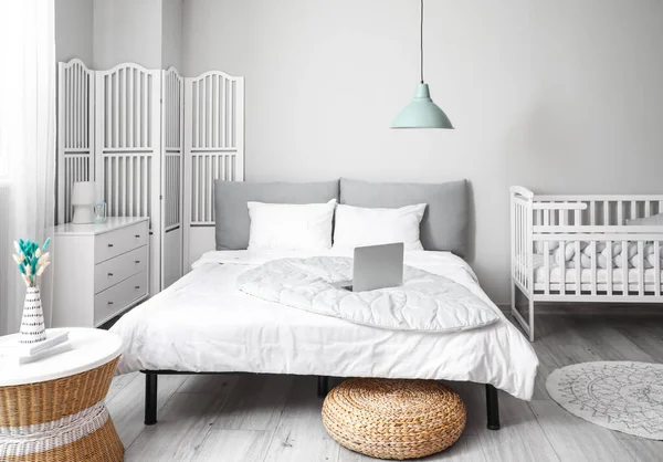 舒适房间的现代内部 有一张大床和舒适的婴儿床 — 图库照片