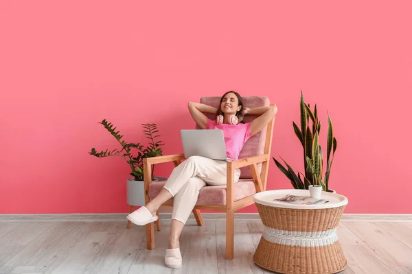 Jonge Vrouw Met Laptop Zitten Comfortabele Fauteuil Thuis — Stockfoto