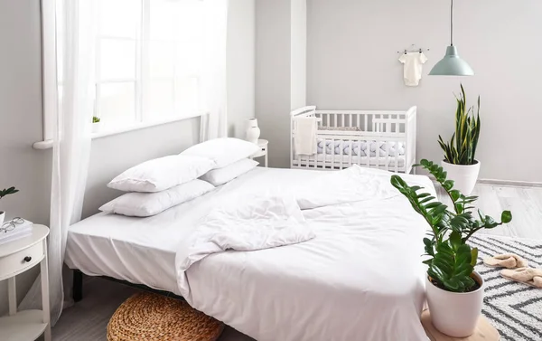 Büyük Yataklı Rahat Bebek Karyolası Olan Rahat Bir Odanın Modern — Stok fotoğraf