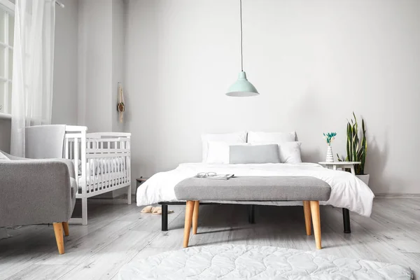 Modern Interieur Van Gezellige Kamer Met Groot Bed Comfortabele Babybedje — Stockfoto