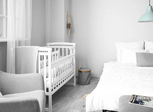 Interior Moderno Quarto Acolhedor Com Cama Grande Berço Bebê Confortável — Fotografia de Stock