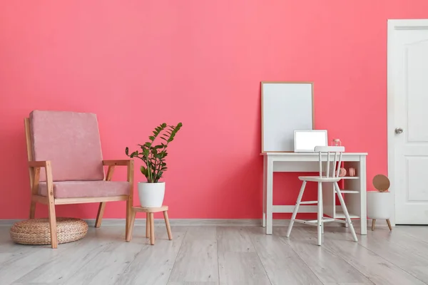 Fauteuil Élégant Rose Avec Plante Intérieur Table Avec Ordinateur Près — Photo