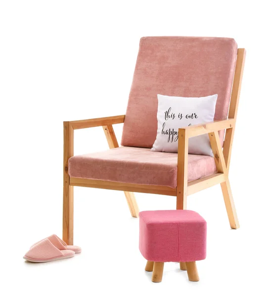 Stilvoller Rosa Sessel Mit Hocker Und Hausschuhen Auf Weißem Hintergrund — Stockfoto