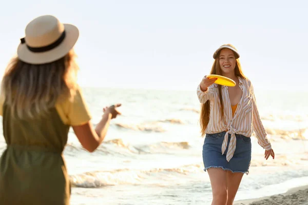 Szczęśliwe Młode Kobiety Grające Frisbee Plaży Morskiej — Zdjęcie stockowe