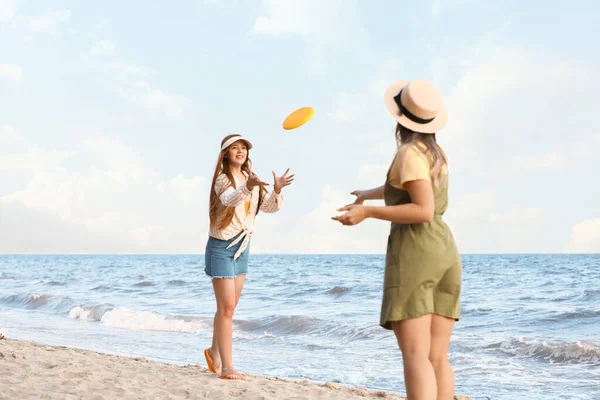 바닷가에서 프리스비 놀이를 여자들 — 스톡 사진