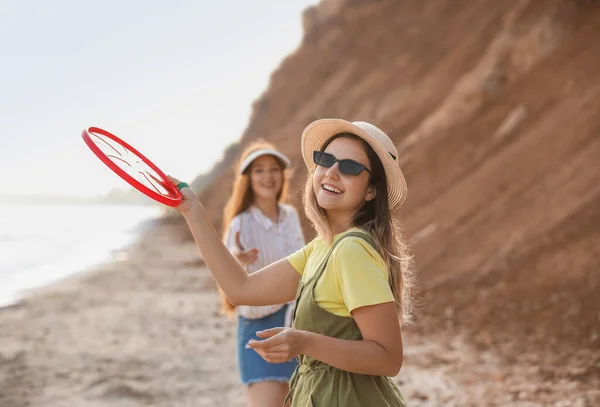 Happy Young Woman Friend Playing Frisbee Sea Beach — Stock Photo, Image