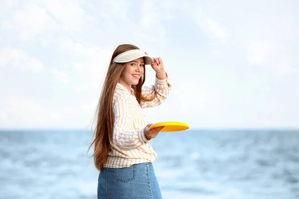 Glad Ung Kvinna Spelar Frisbee Havet Stranden — Stockfoto