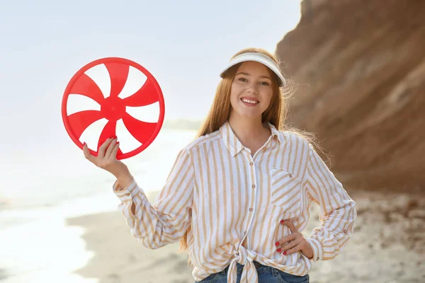 Joyeux Jeune Femme Avec Frisbee Sur Plage Mer — Photo