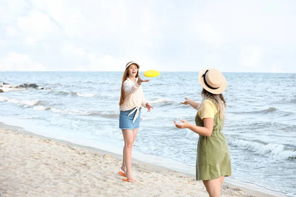 Glückliche Junge Frauen Spielen Frisbee Strand — Stockfoto