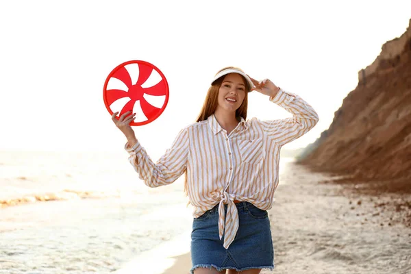 Happy Young Woman Frisbee Sea Beach — Stock Photo, Image