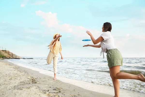 Deniz Sahilinde Frizbi Oynayan Mutlu Genç Kadınlar — Stok fotoğraf