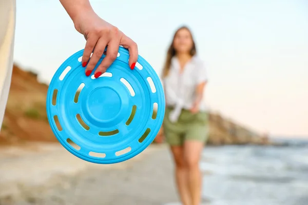Mano Mujer Joven Con Frisbee Playa Mar —  Fotos de Stock