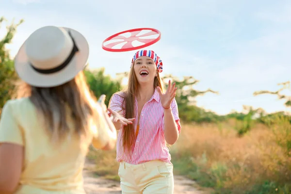 Glada Unga Kvinnor Som Leker Frisbee Sommardagen — Stockfoto