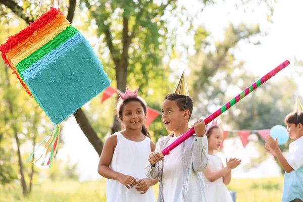 Niedliche Kinder Bei Pinata Geburtstagsparty — Stockfoto