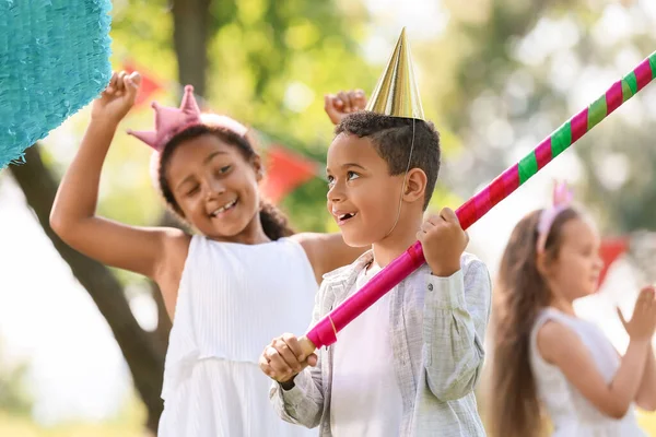 Crianças Bonitos Festa Aniversário Pinata — Fotografia de Stock