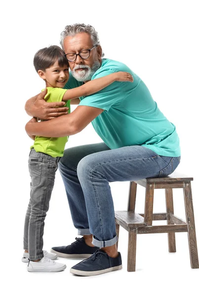 Niño Pequeño Con Abuelo Abrazándose Sobre Fondo Blanco —  Fotos de Stock