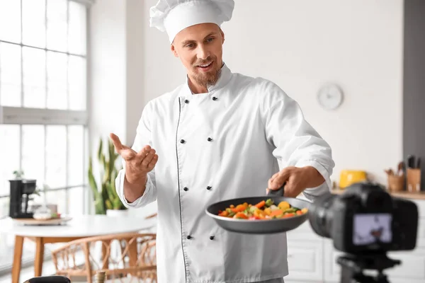 Chefe Masculino Com Legumes Fritos Gravação Vídeo Cozinha — Fotografia de Stock