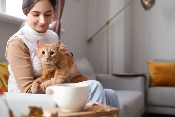 Woman Cute Ginger Cat Home Autumn Day — Stock Photo, Image