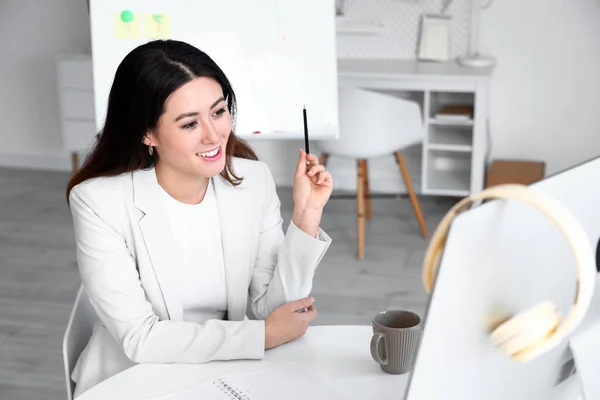 Joven Tutor Asiático Dando Clases Matemáticas Línea Casa — Foto de Stock