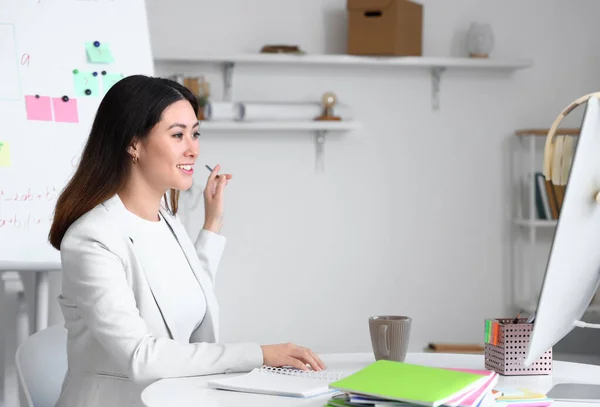 Young Asian Tutor Giving Math Lesson Online Home — Stock Photo, Image