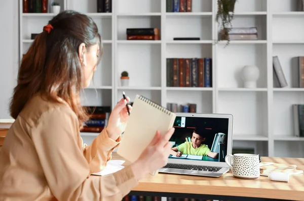 Jovem Tutor Asiático Com Notebook Dando Aula Line Casa — Fotografia de Stock