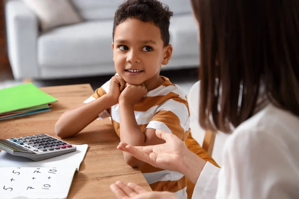 Liten Afroamerikansk Gutt Som Studerer Matematikk Med Privatlærer Hjemme – stockfoto