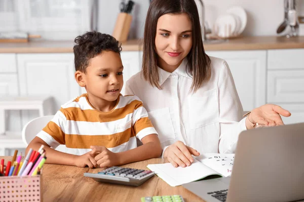 Little Afro Amerikaanse Jongen Studeren Met Tutor Thuis — Stockfoto