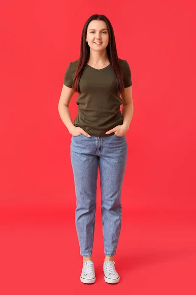 Mujer Joven Camiseta Sobre Fondo Rojo — Foto de Stock