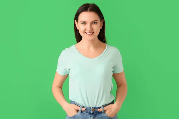 Mujer Joven Camiseta Sobre Fondo Verde —  Fotos de Stock