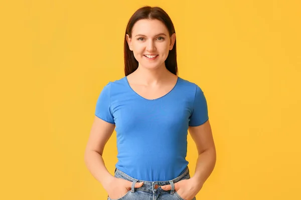 若いです女性で青Tシャツ上の黄色の背景 — ストック写真