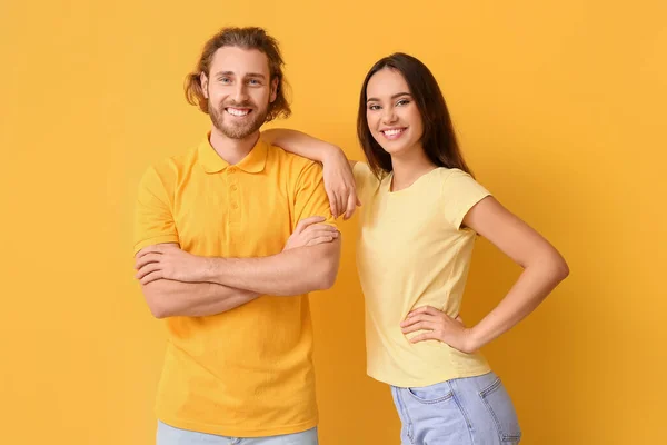 穿着黄色背景的时髦T恤的年轻夫妇 — 图库照片