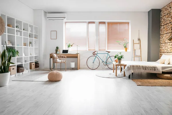 Interieur Einer Modernen Studiowohnung Mit Fahrrad Bett Und Arbeitsplatz — Stockfoto
