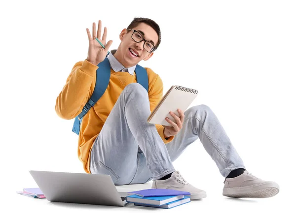 Maschio Asiatico Studente Con Notebook Agitando Mano Bianco Sfondo — Foto Stock