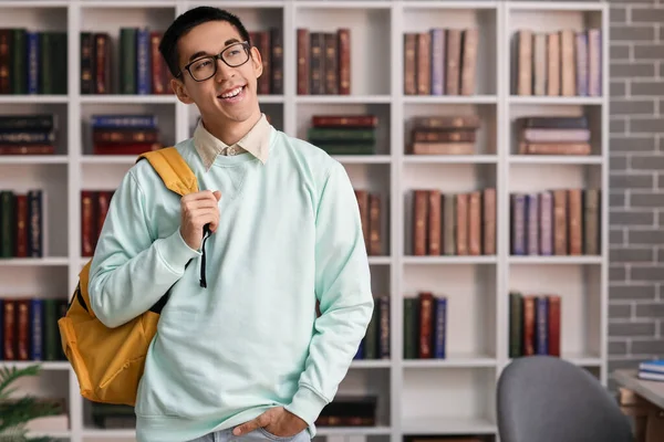 Männlich Asiatisch Student Mit Rucksack Bibliothek — Stockfoto