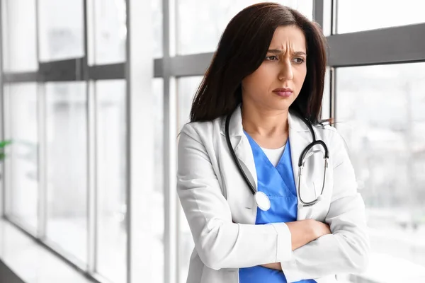 Worried Female Doctor Hall Clinic — Stock Photo, Image